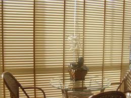 Persiana horizontal aluminio com fita decorativa.